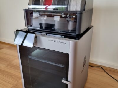 Imprimante Bambu Lab X1 Carbon 3D, avec module AMS sur le dessus.